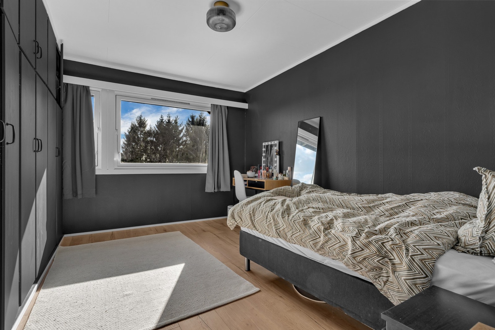 Stort soverom med god pass og plassbygd garderobe Galleribilde