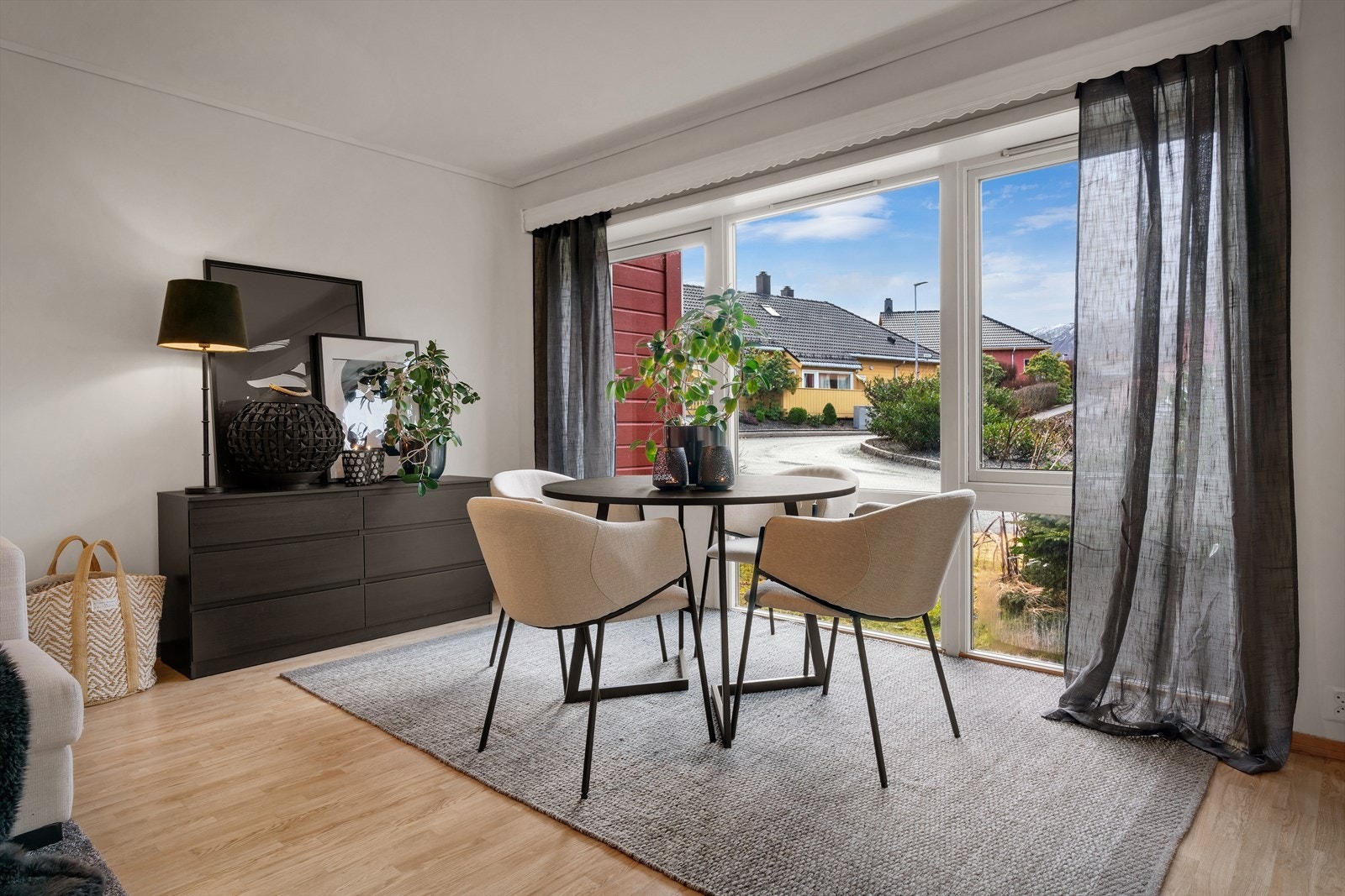 Her er det god plass til både sofagruppe og spisebord. Galleribilde