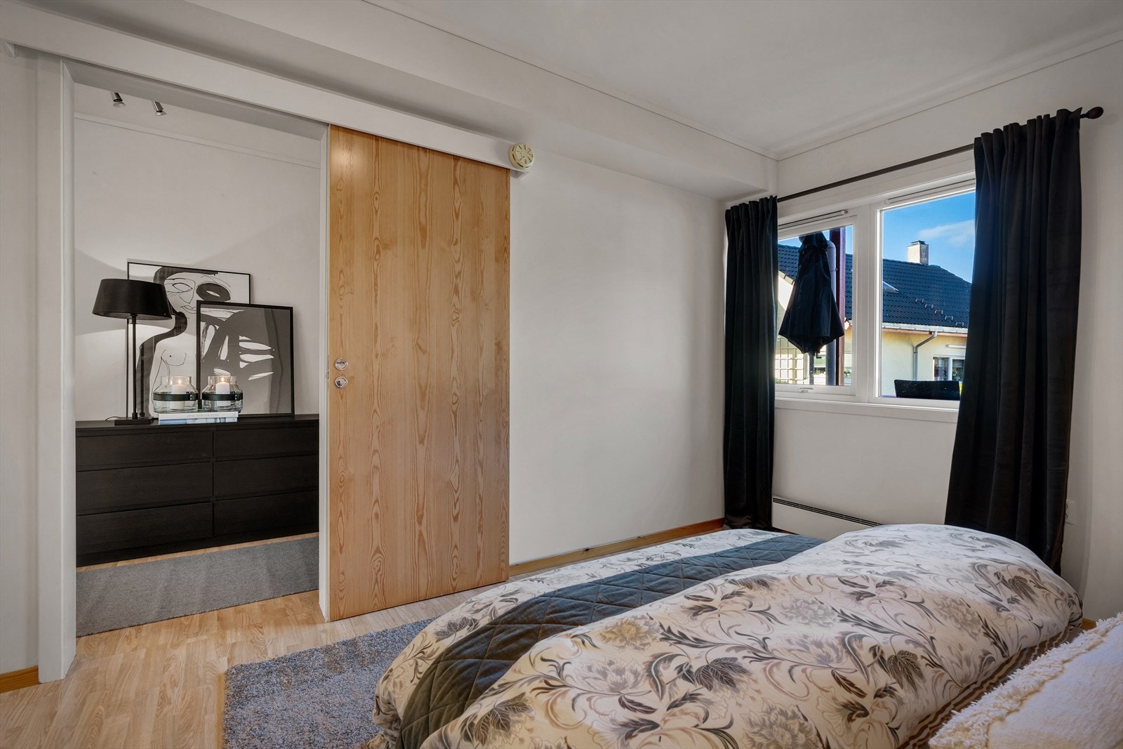 Her er det god plass til dobbeltseng, garderobeskap og annen innredning. Galleribilde