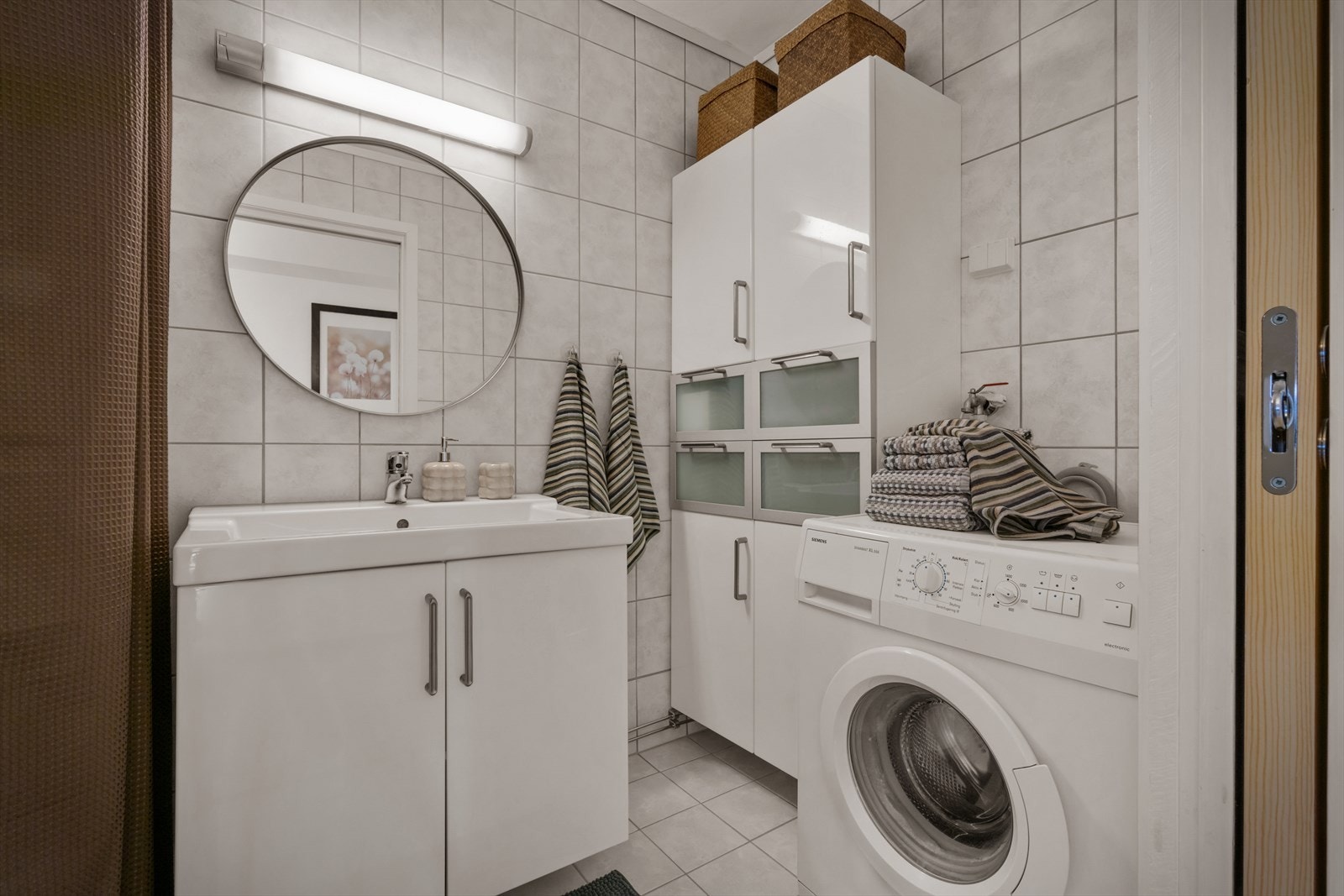 Det er opplegg for vaskemaskin på badet. Galleribilde