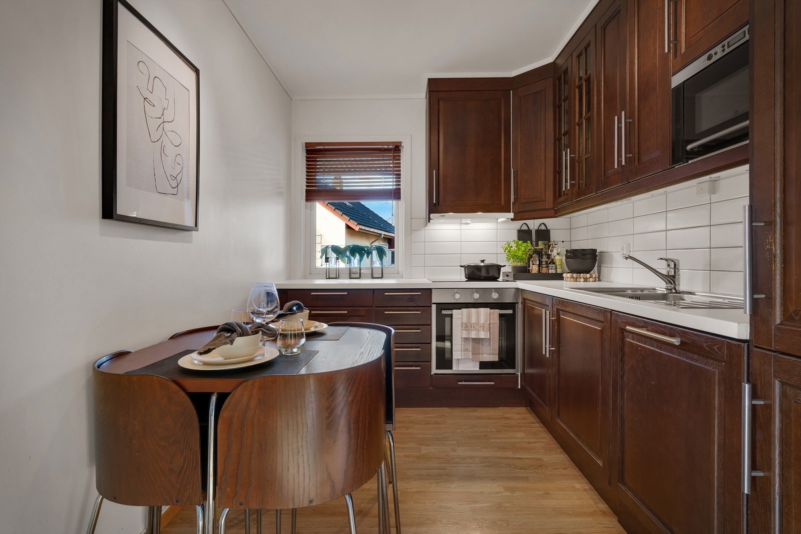 Kjøkkenet har profilerte fronter og laminat benkeplate. Galleribilde