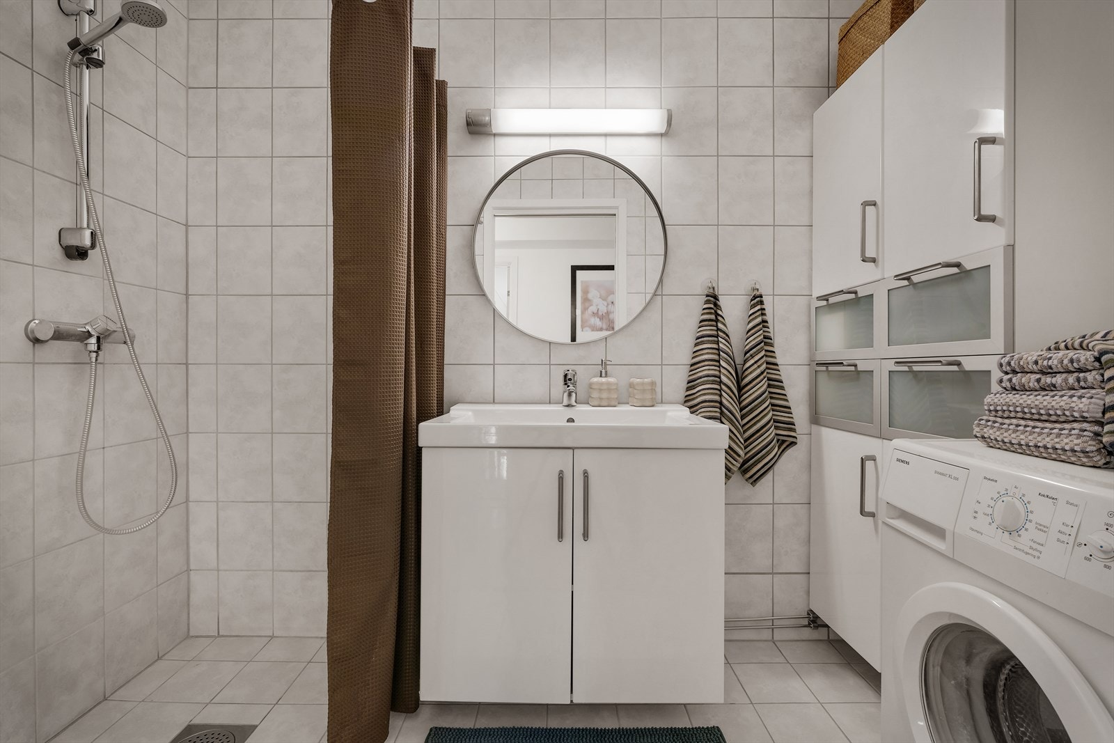 Helfliset bad med varmekabler i gulv og mekanisk avtrekk. Galleribilde