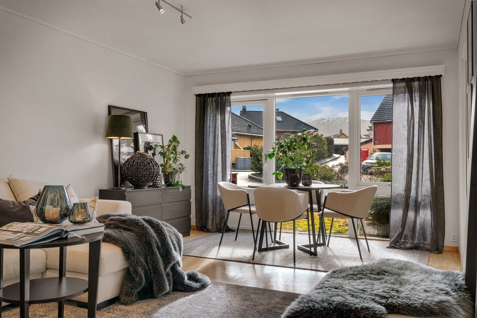 Store vindusflater gir rikelig med naturlig lys og en luftig romfølelse. Galleribilde