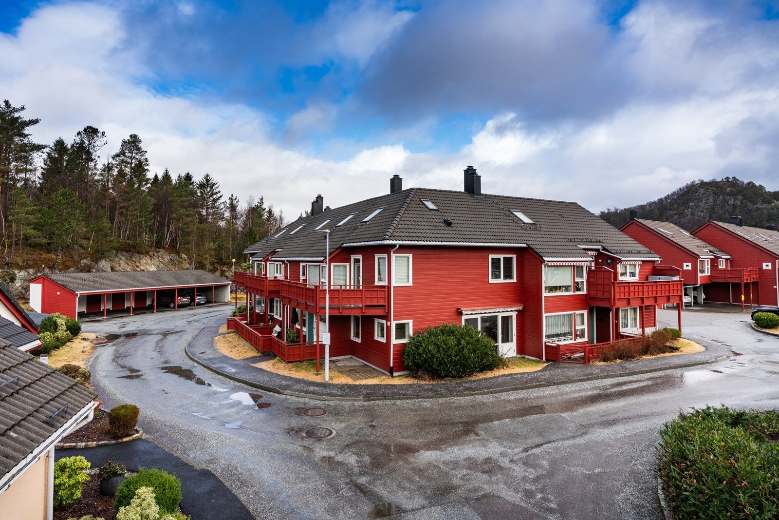 Boligen ligger i idylliske og rolige omgivelser i Åstveittunet - et veldrevet og attraktivt sameie spesielt tilrettelagt for deg over 55 år. Galleribilde