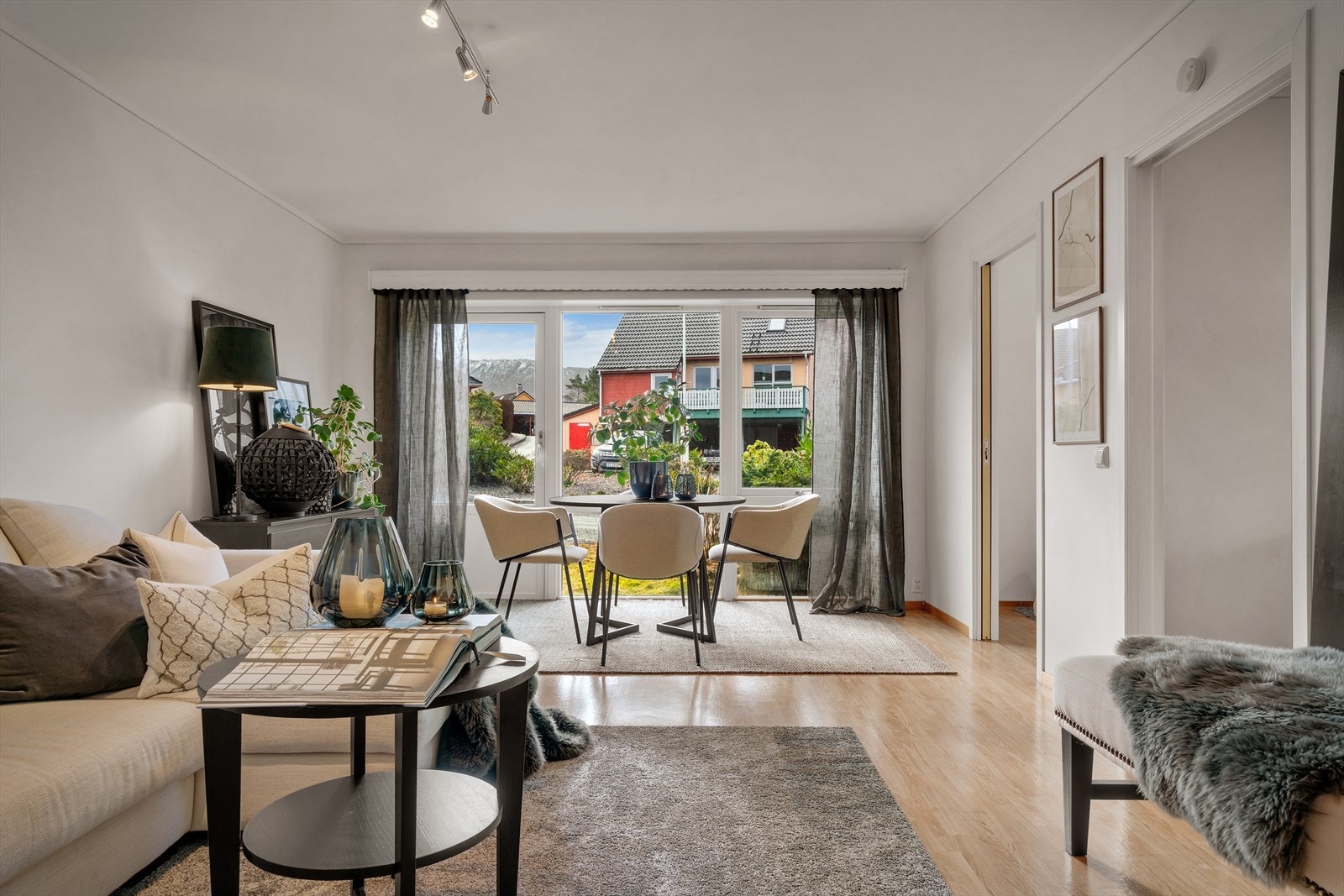 En lys og tivelig 3-roms hjørneleilighet med en funksjonell og gjennomtenkt planløsning - alt på ett plan. Galleribilde