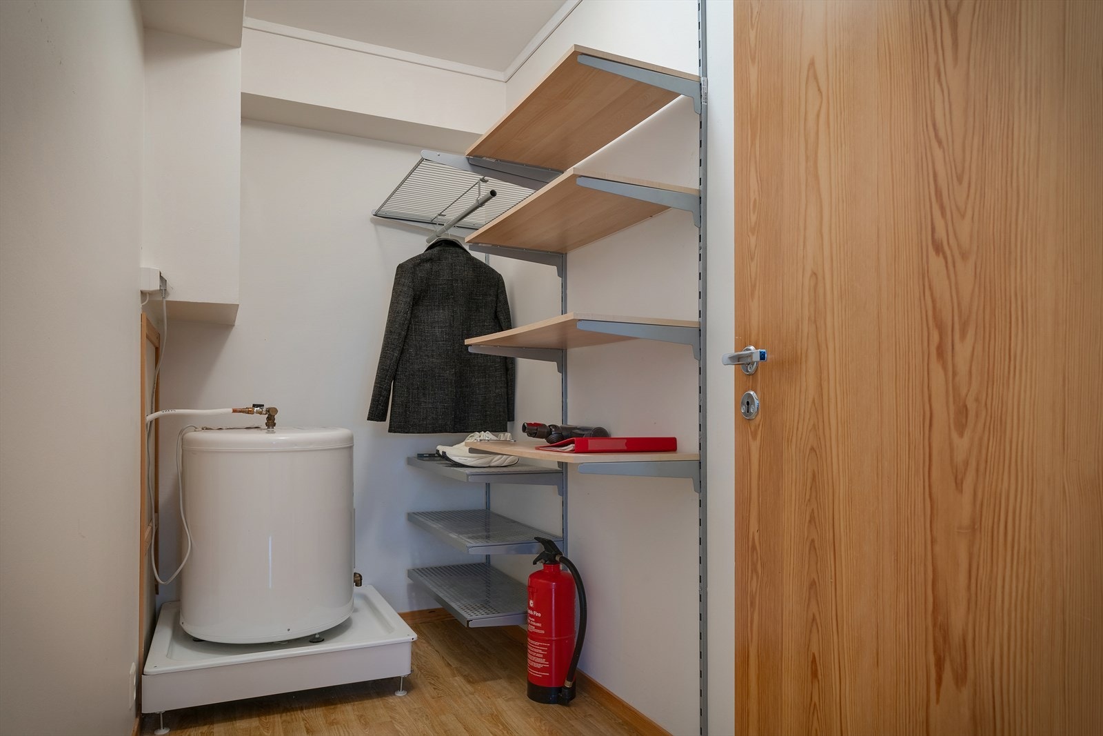 Praktisk innvendig bod på 4 m², med god plass til oppbevaring. Galleribilde