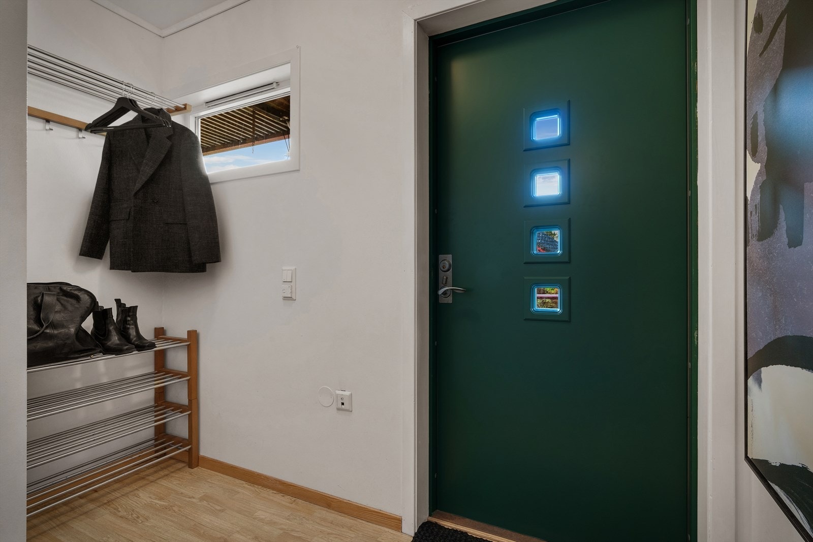 Velkommen inn - Lys og romslig entré med god plass til oppheng av yttertøy. Galleribilde