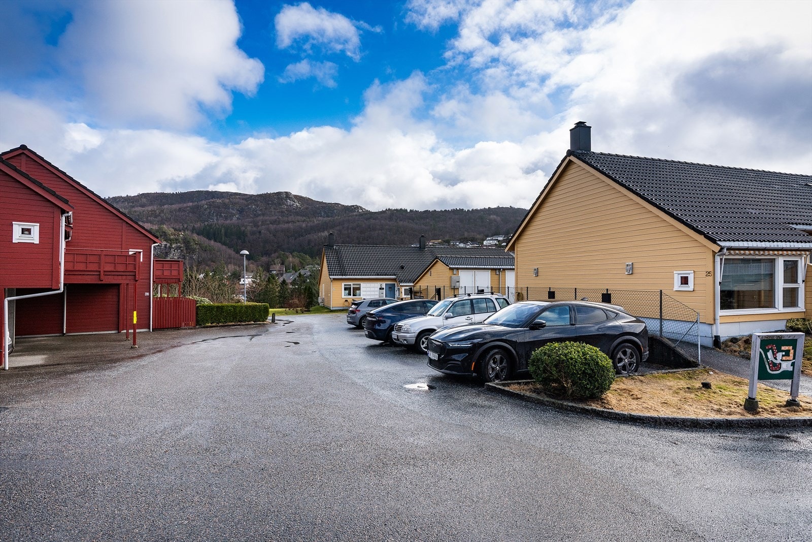 Med leiligheten følger det fast parkeringsplass - Det er egne tilrettelagte parkeringsplasser, som er forbeholdt beboere med nedsatt funksjonsevne og behov for tilrettelagt plass. Galleribilde