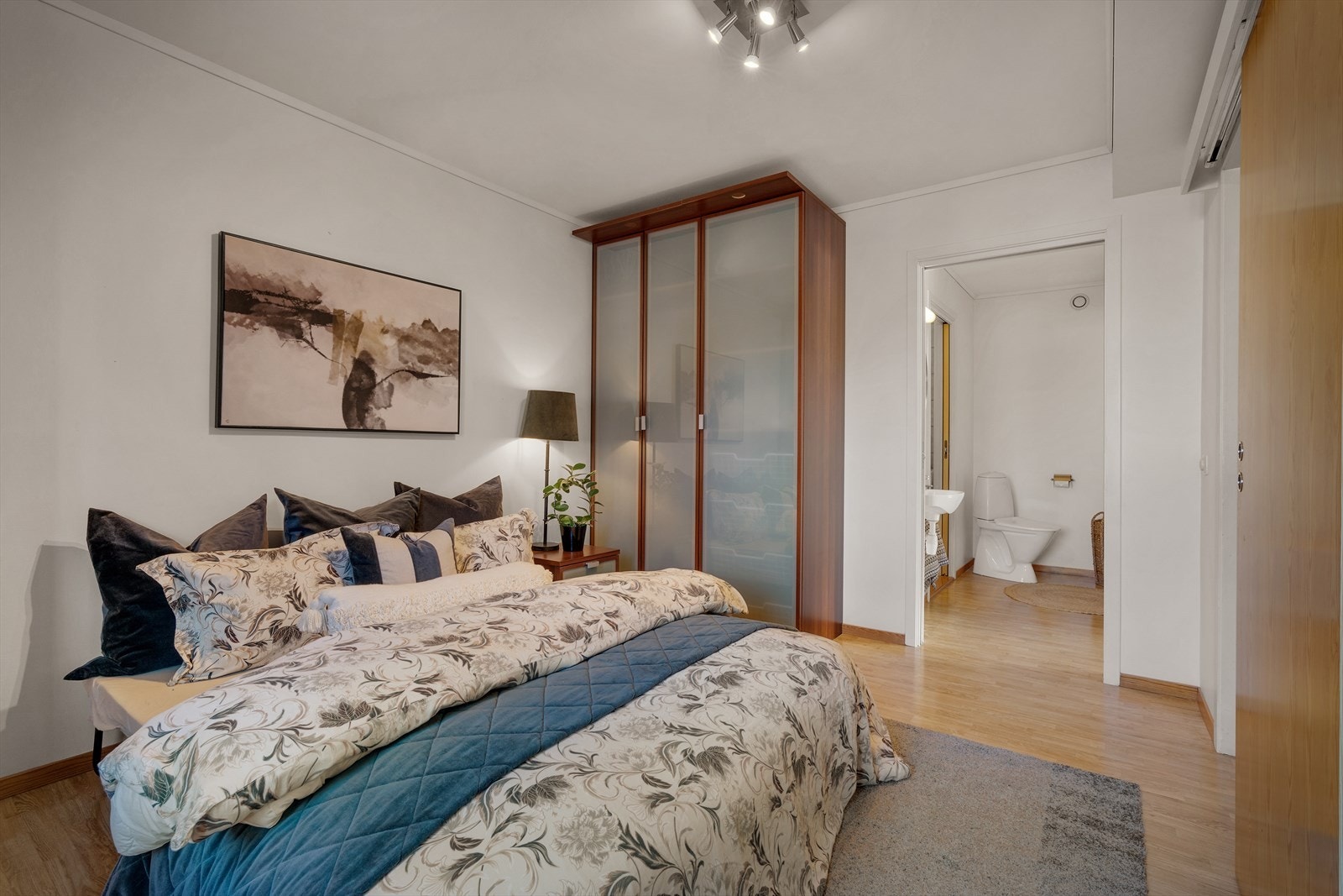 Fra hovedsoverommet er det enkel tilkomst til toalett og bad. Galleribilde