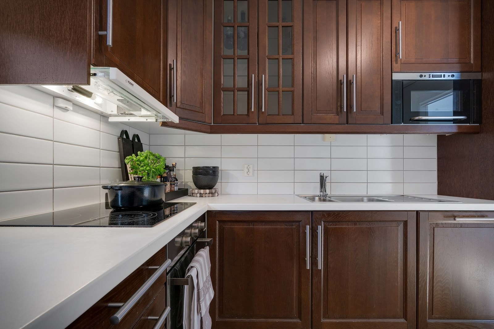 Kjøkkenet er innredet med kjøl/fryseskap, oppvaskmaskin, platetopp, stekeovn og micro. Galleribilde