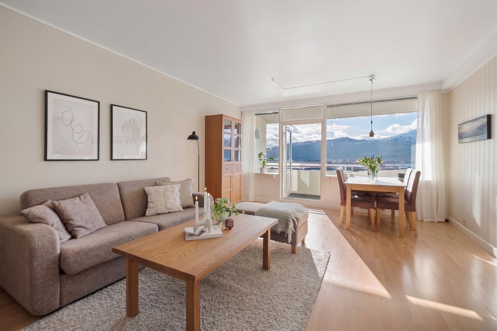 Trivelig stue med nydelig utsikt Galleribilde