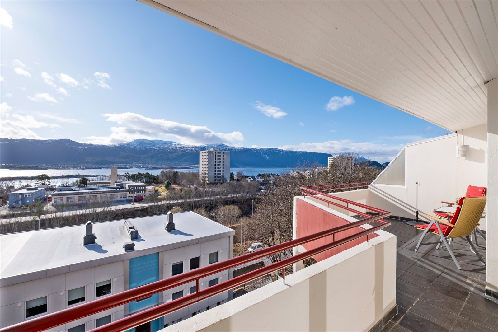 Nydelig utsikt mot Borgundfjorden og Sunnmørsfjellene Galleribilde