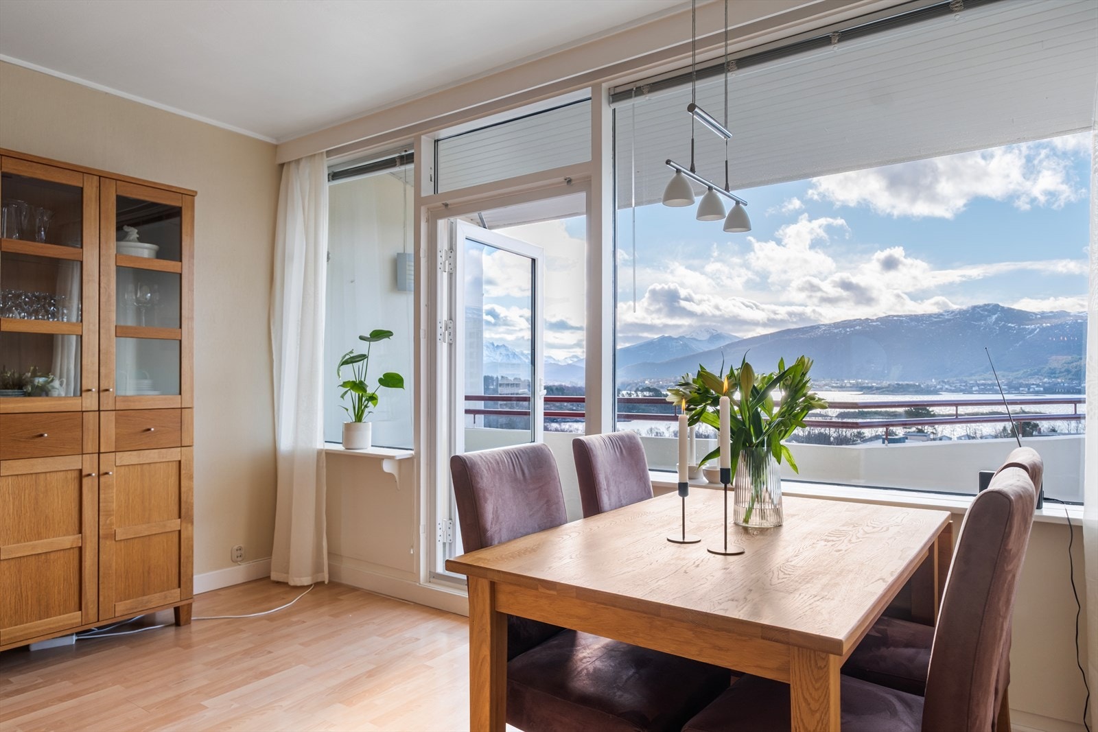 God plass til et stort spisebord, perfekt for å ta imot gjester Galleribilde