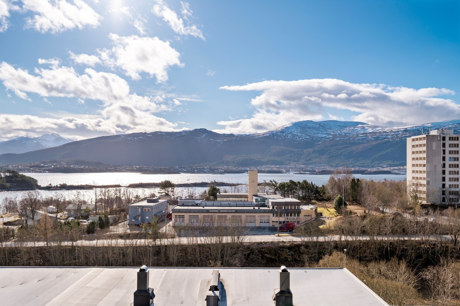 Gangavstand til park- og rekreasjonsområdet med badeplass på Volsdalsberga like nedenfor Galleribilde