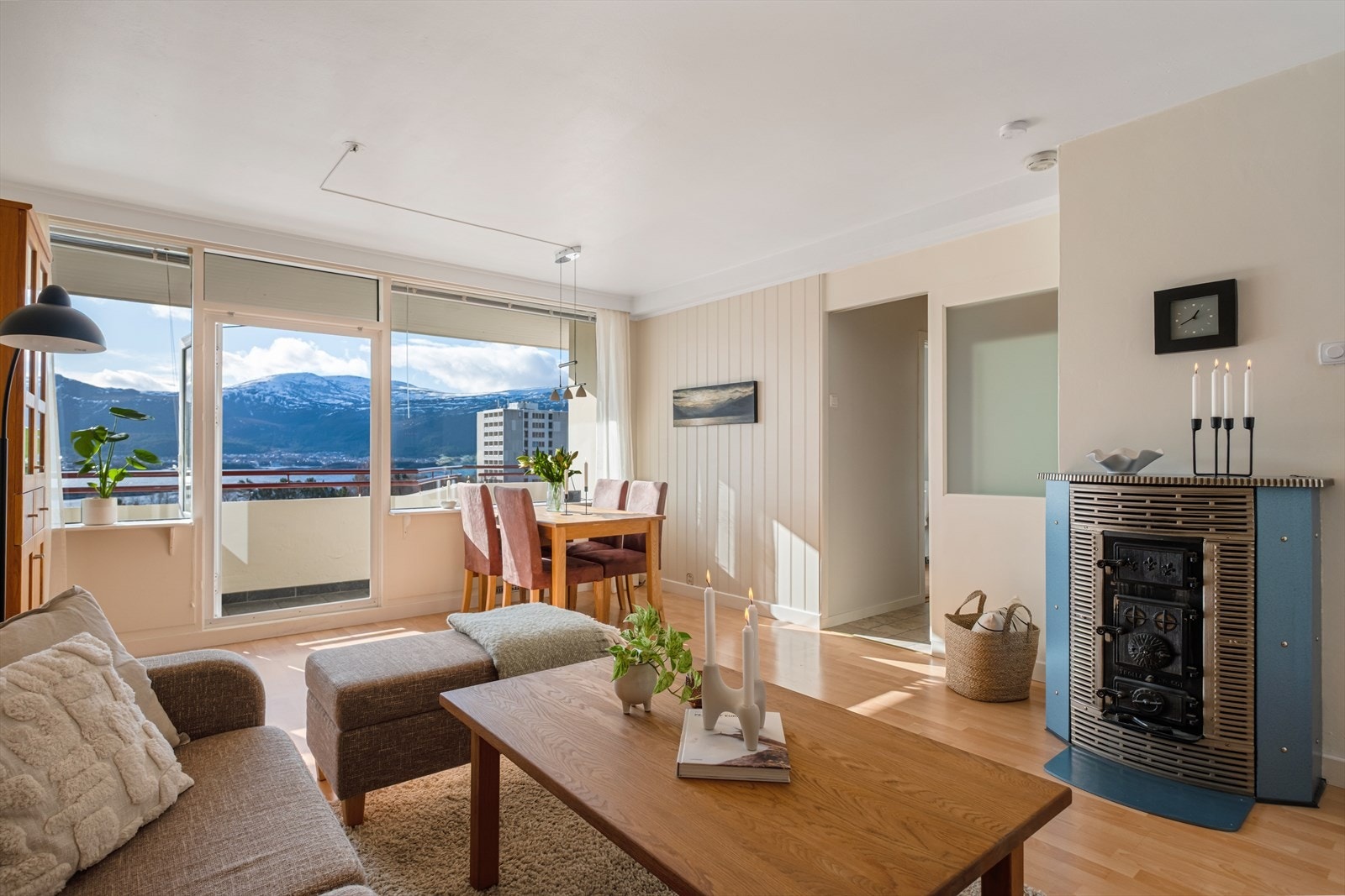 De store vindusflatene gjør at det slippes inn rikelig med naturlig dagslys. Vedovn på stue Galleribilde