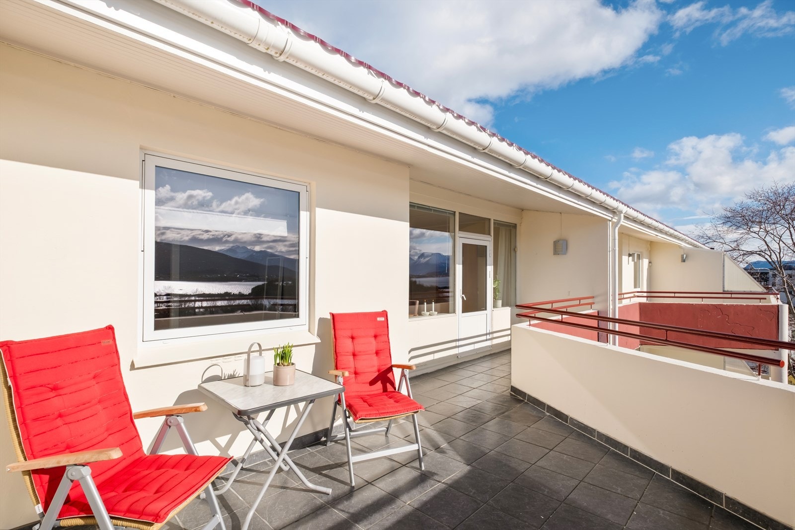 Romslig balkong Galleribilde