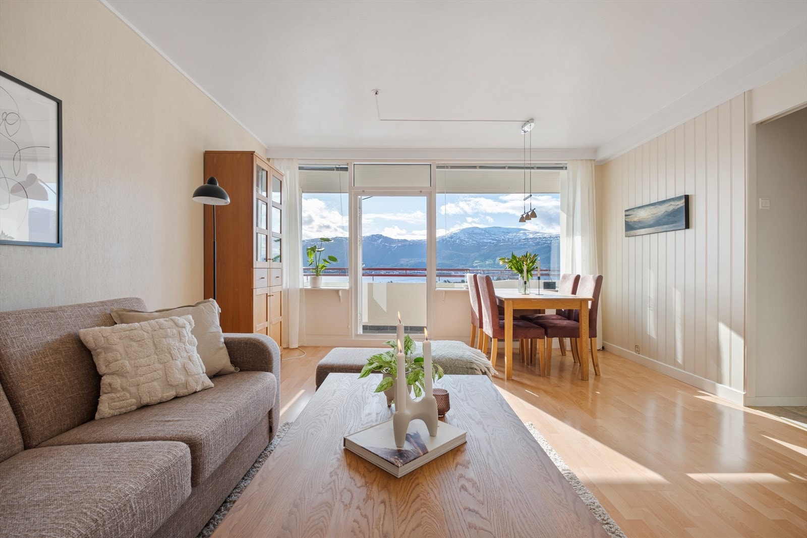 Lys og luftig stue med store vindusflater Galleribilde