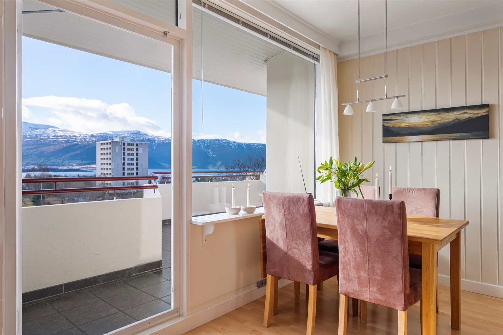 Utgang til balkong med nydelig utsikt fra stue Galleribilde