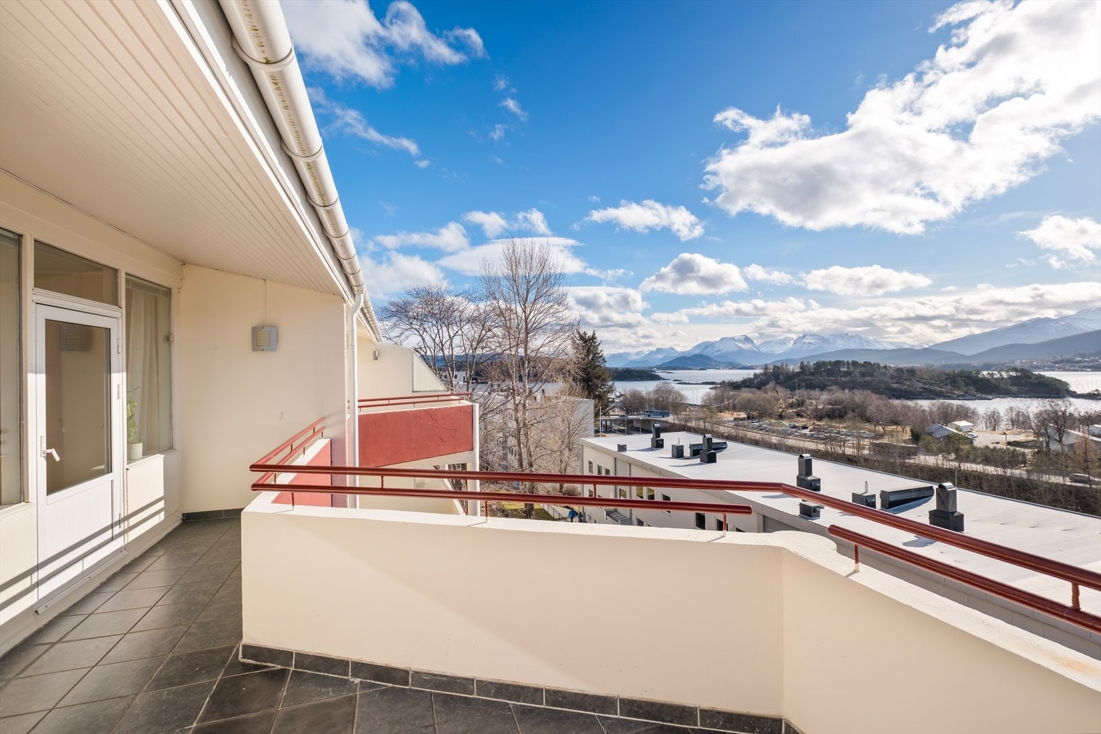 Romslig balkong Galleribilde