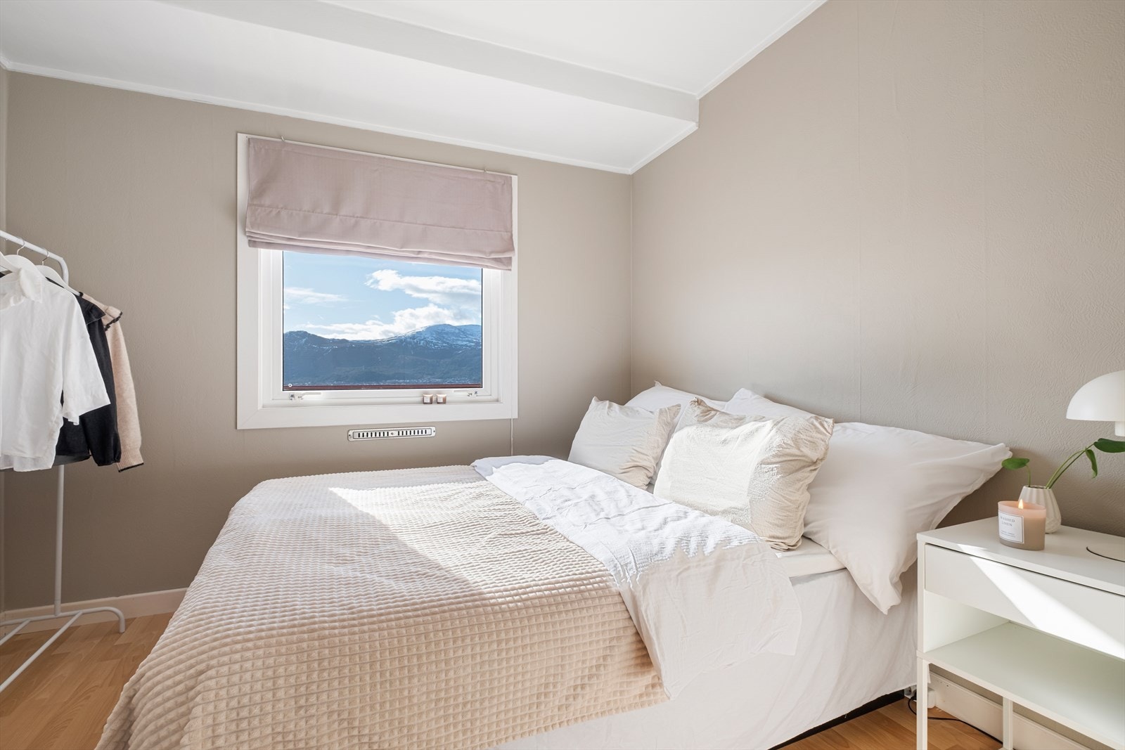 Lyst og romslig soverom Galleribilde