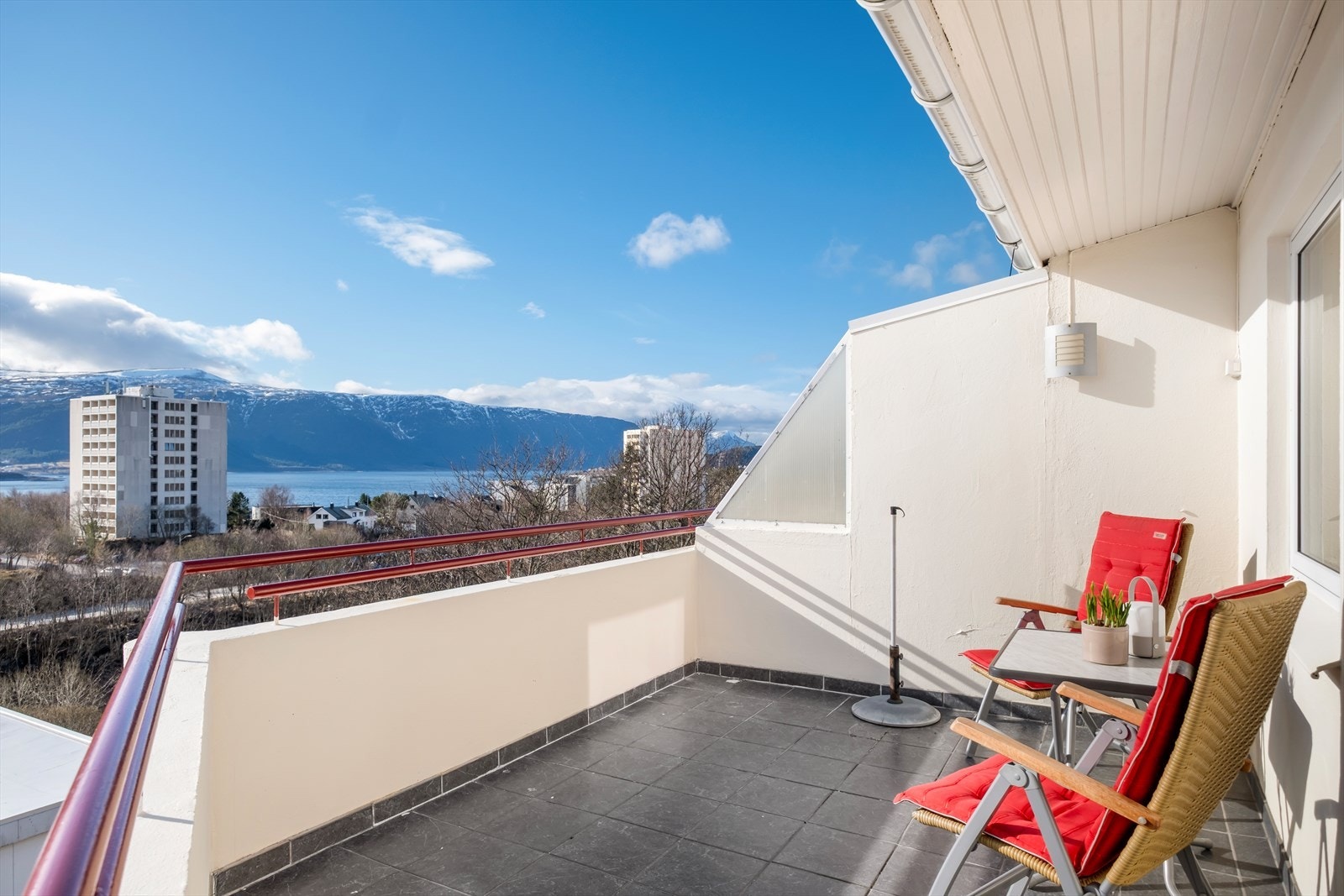 Romslig balkong med sydvendt orientering - meget gode solforhold Galleribilde