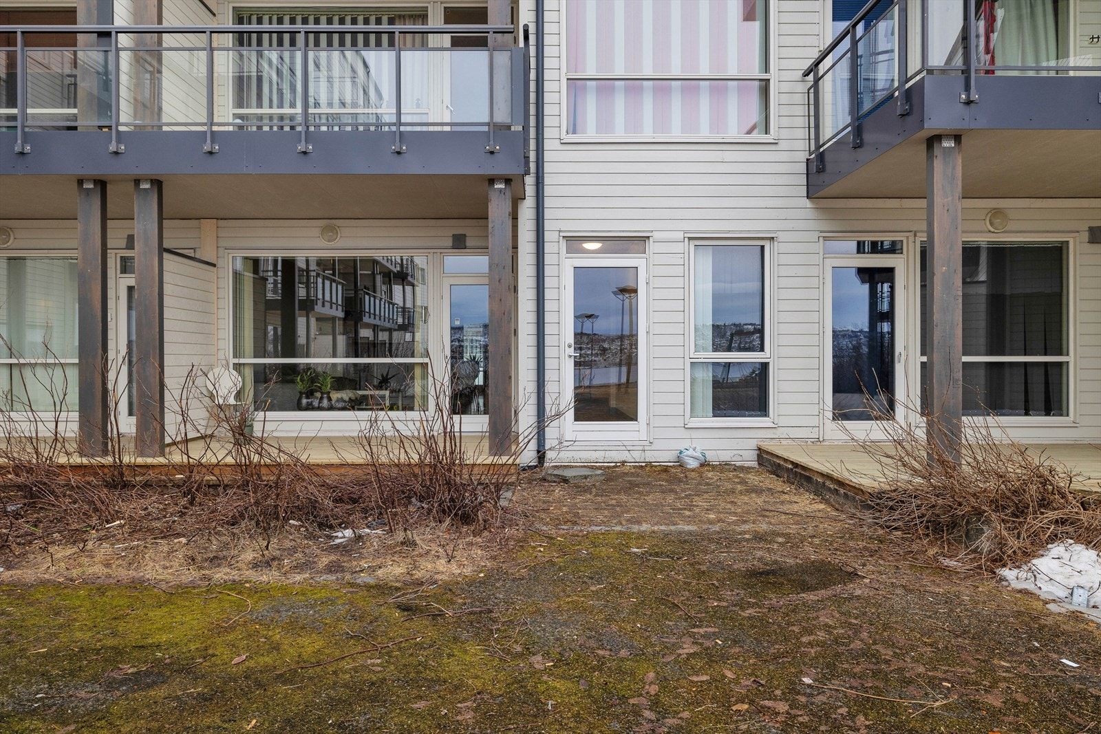 Fra stue er det adkomst til bakkeplan. Galleribilde