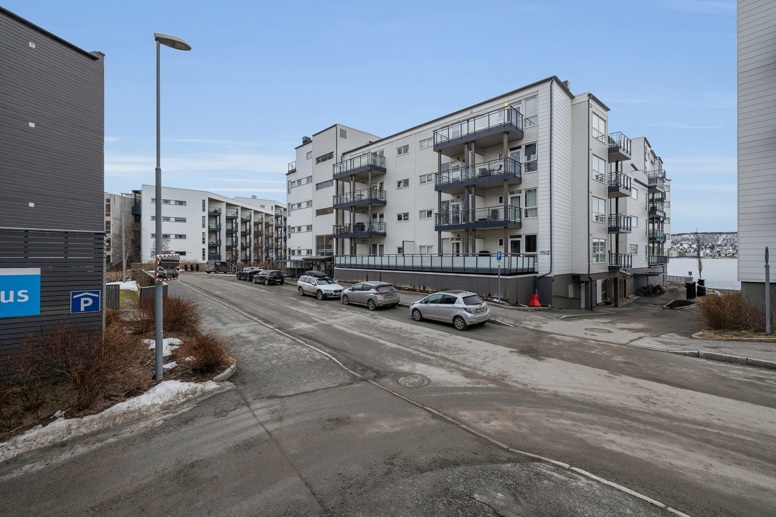 Her har du nærhet til det aller meste, med kort veg til matbutikk, treningssenter, turområder og busstopp med hyppige og gode forbindelser til bla. sentrum og UNN/UiT! Galleribilde