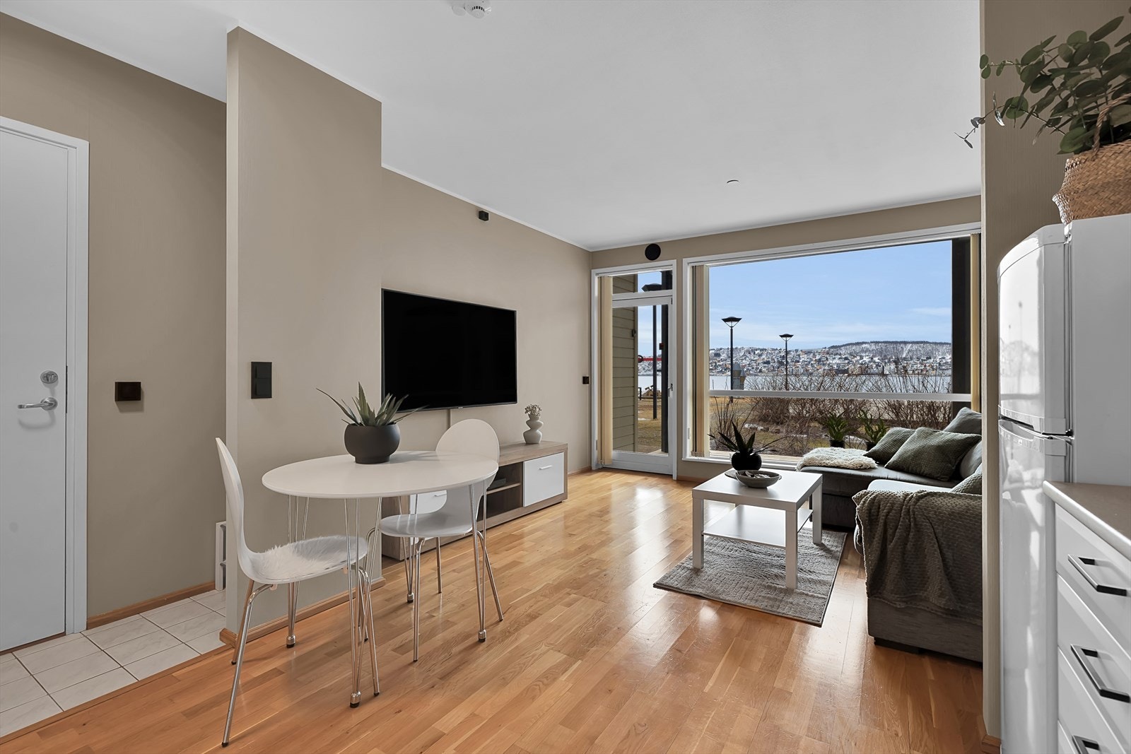 Romslig 2-roms leilighet med praktisk planløsning, 2 balkonger og fin utsikt! Mulighet for kjøp av parkeringsplass. Galleribilde