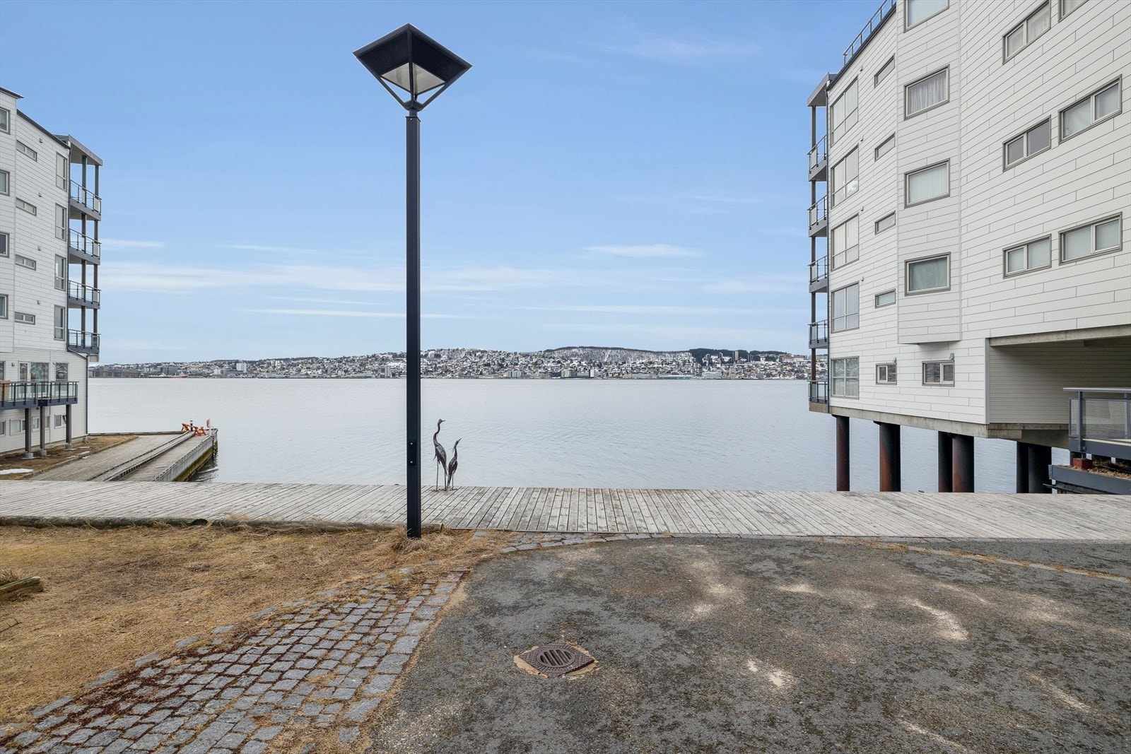 Tomasjordnes er et område kjent for maritime omgivelser, med nærhet til sjøen. Her får du flotte bryggepromenader - perfekt for en liten kveldstur. Galleribilde
