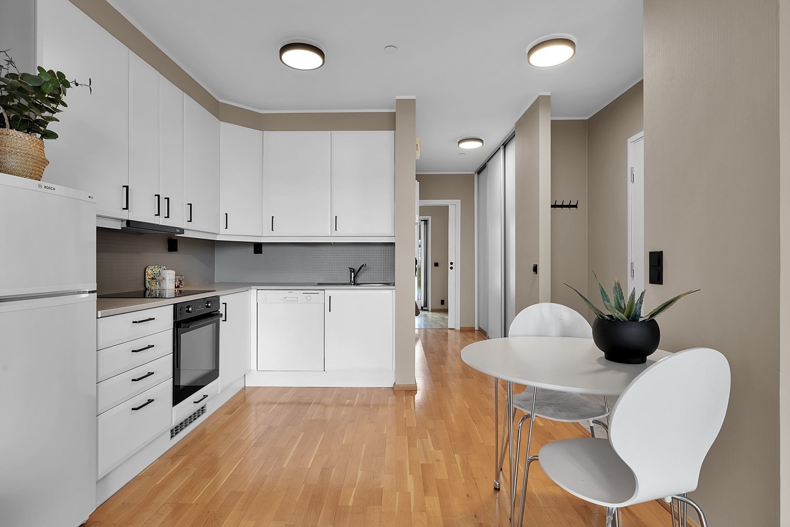 Masse skap- og benkeplass. Galleribilde