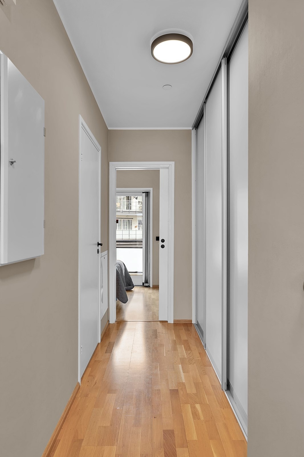 Romslig gang med god plass til yttertøy i skyvedørsgarderoben. Galleribilde