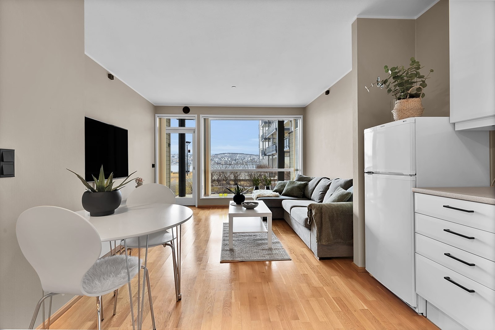 Fra stuen har du også utgang til en solrik terrasse, vendt mot sørvest. Galleribilde