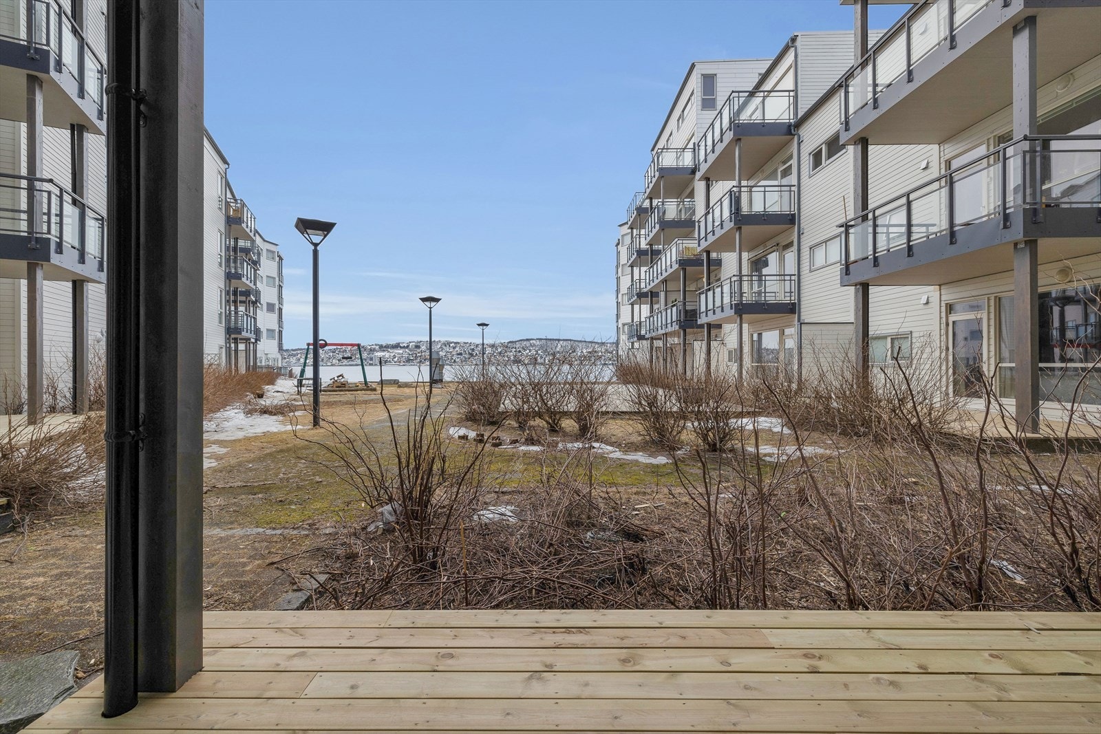 Fra plattingen får du litt fjordgløtt, samt utsikt over sundet til Tromsøya. Galleribilde