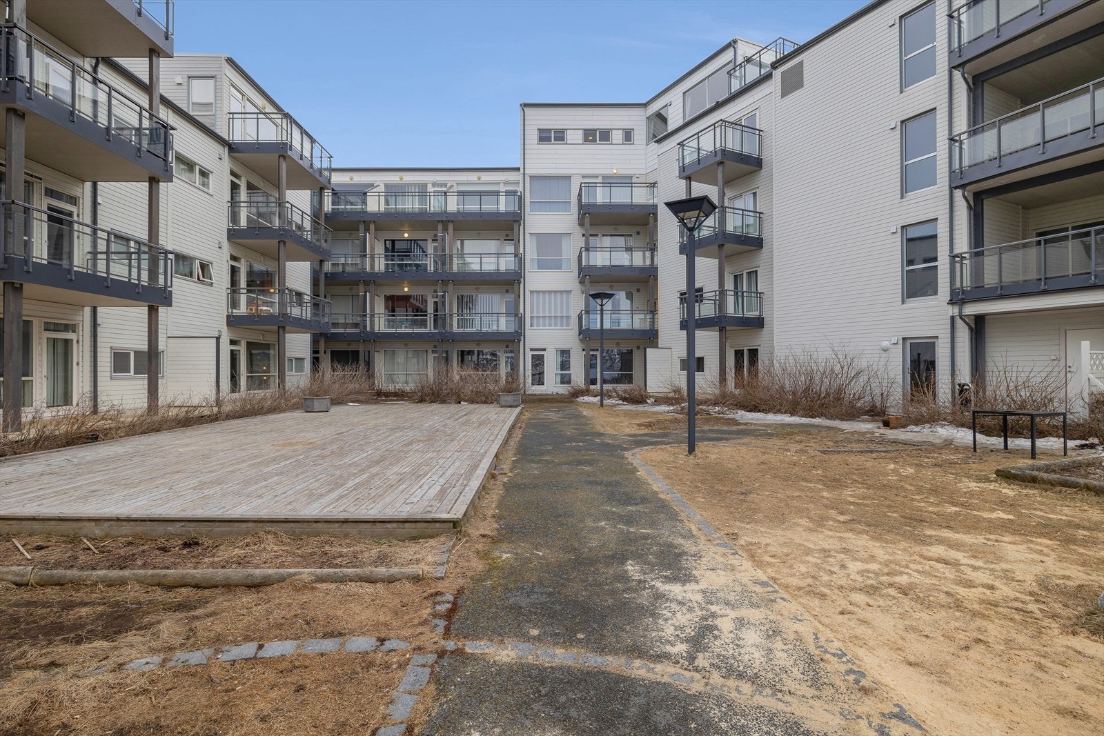 Sameiet har flotte uteareal, blant annet med stor felles platting for sosiale sammenkomster i godt vær. Galleribilde