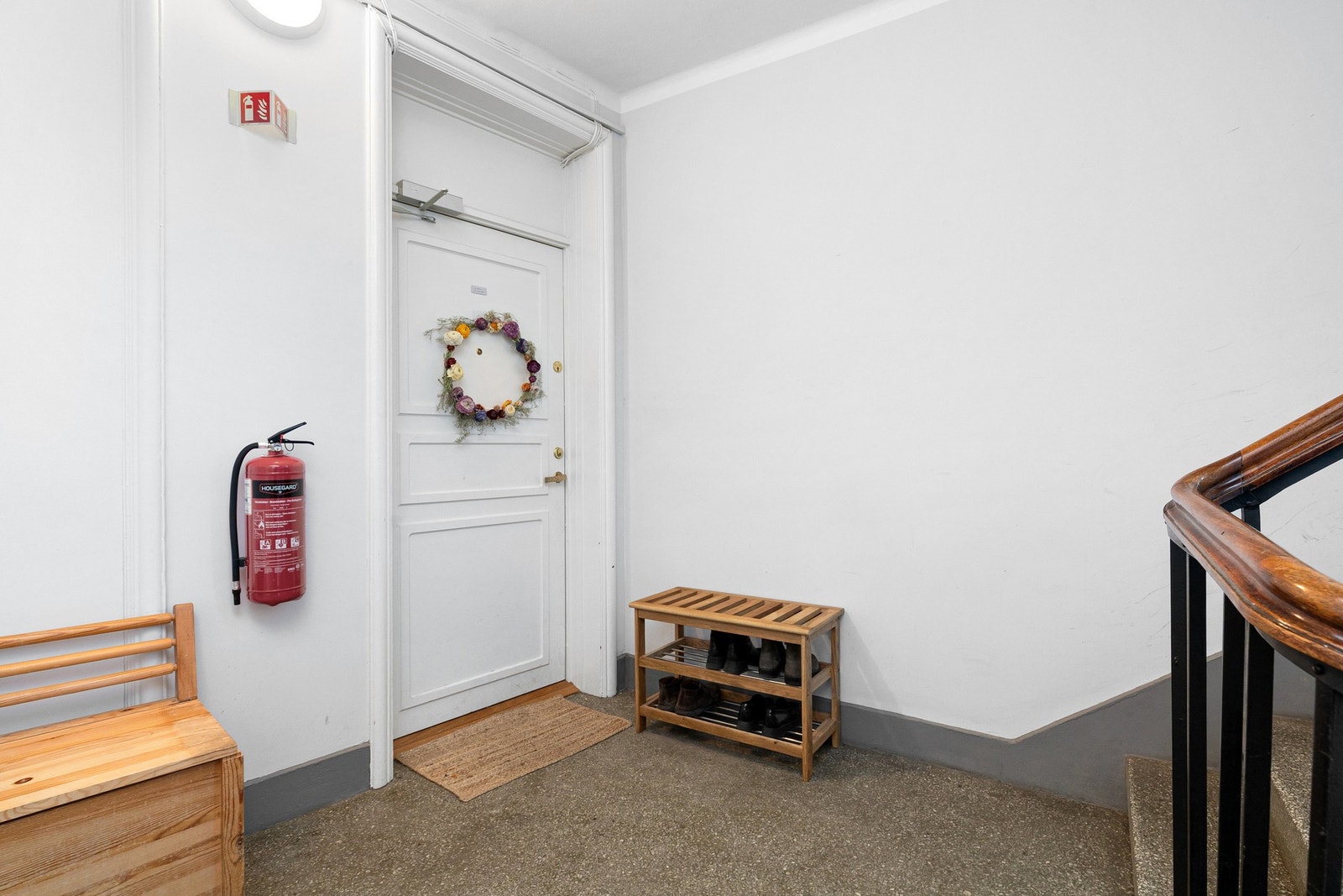 Leiligheten ligger i andre etasje i bygården og er gjennomgående med lite innsyn. Galleribilde