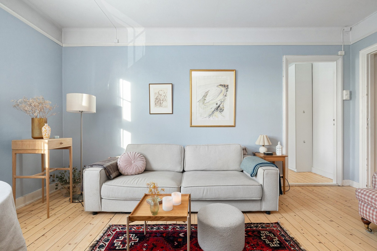 God plass til sofagruppe, spisegruppe og TV- løsning. Galleribilde