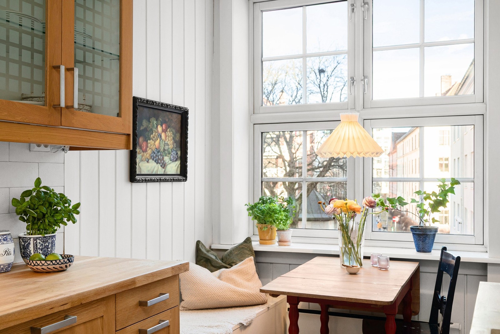 Kjøkkenet har en fin og praktisk løsning med naturlig plass til spisebord ved vinduet. Galleribilde