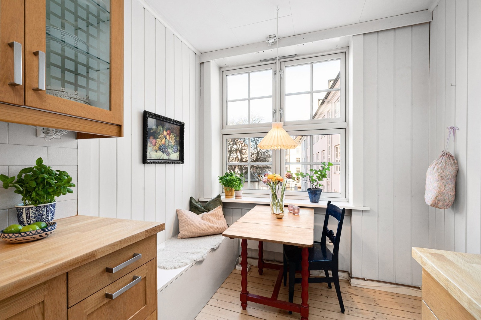 Generøse vindusflater som slipper inn godt med naturlig lys. Galleribilde