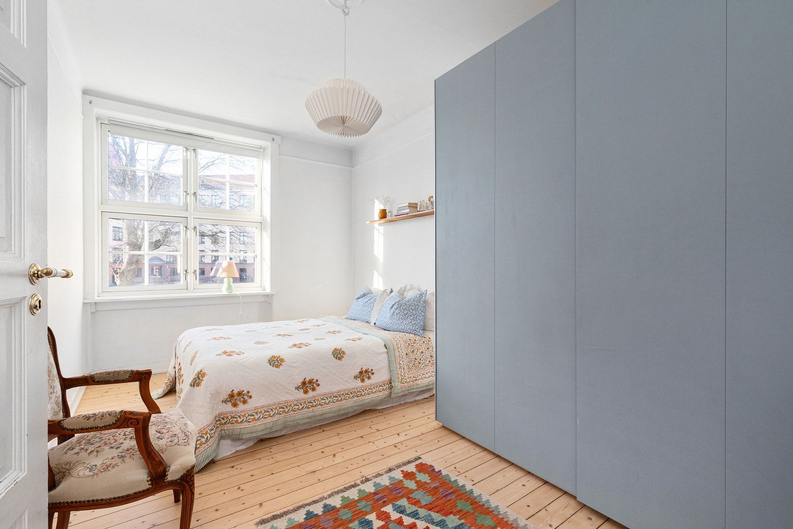Soverommet er holdt i lys og moderne farge som står i stil med resten av leiligheten. Galleribilde