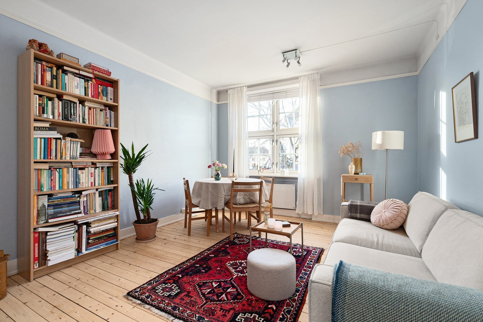 Generøse vindusflater som slipper inn godt med naturlig lys. Galleribilde