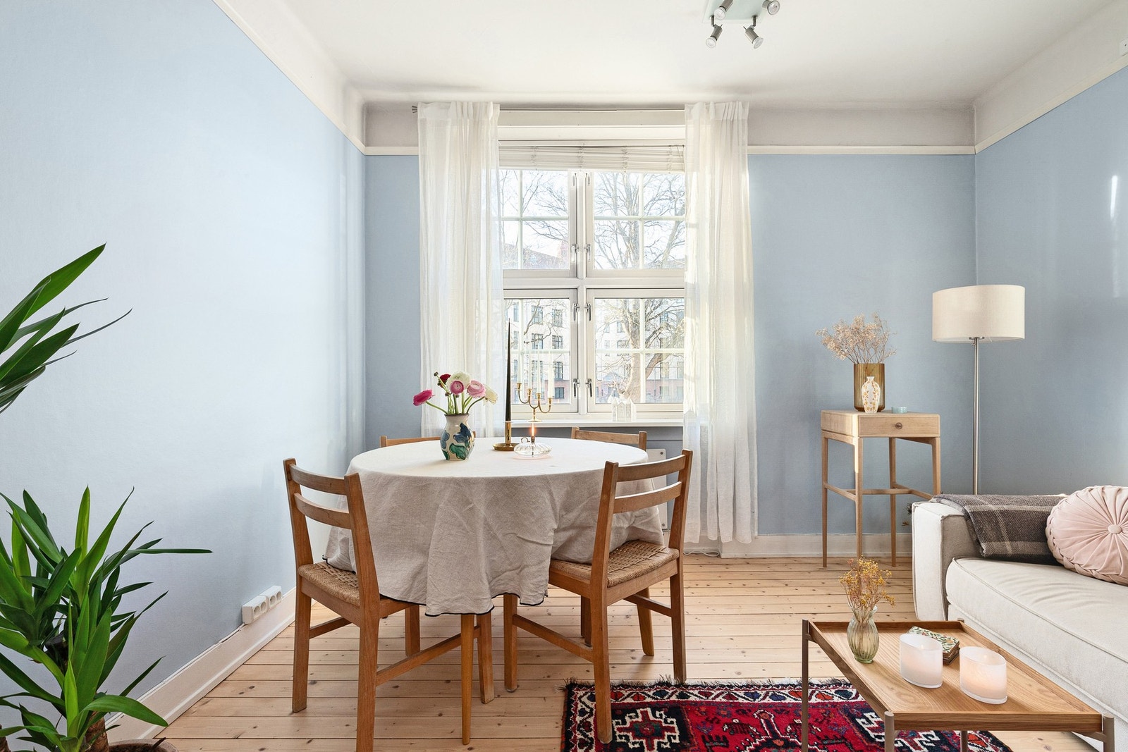 God plass til spisebord for flere middagsgjester. Velkommen til bords! Galleribilde