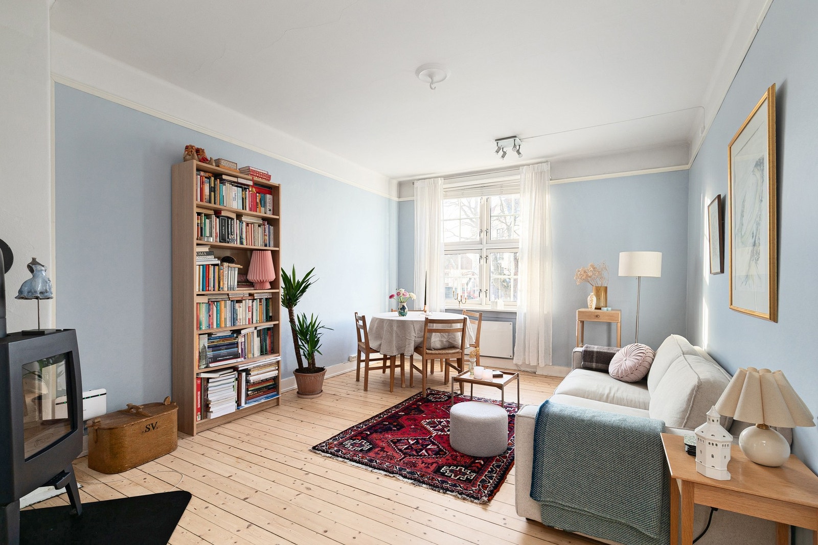 Pen, klassisk og gjennomgående 2-roms leilighet, beliggende stille og tilbaketrukket til på idylliske Rosenhoff. Foto: Hanne Bruland Galleribilde