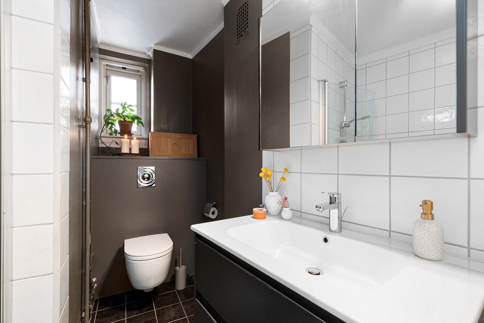 Pent og utvidet bad med smakfulle flisvalg og moderne innredning som gir et harmonisk og helhetlig inntrykk. Galleribilde