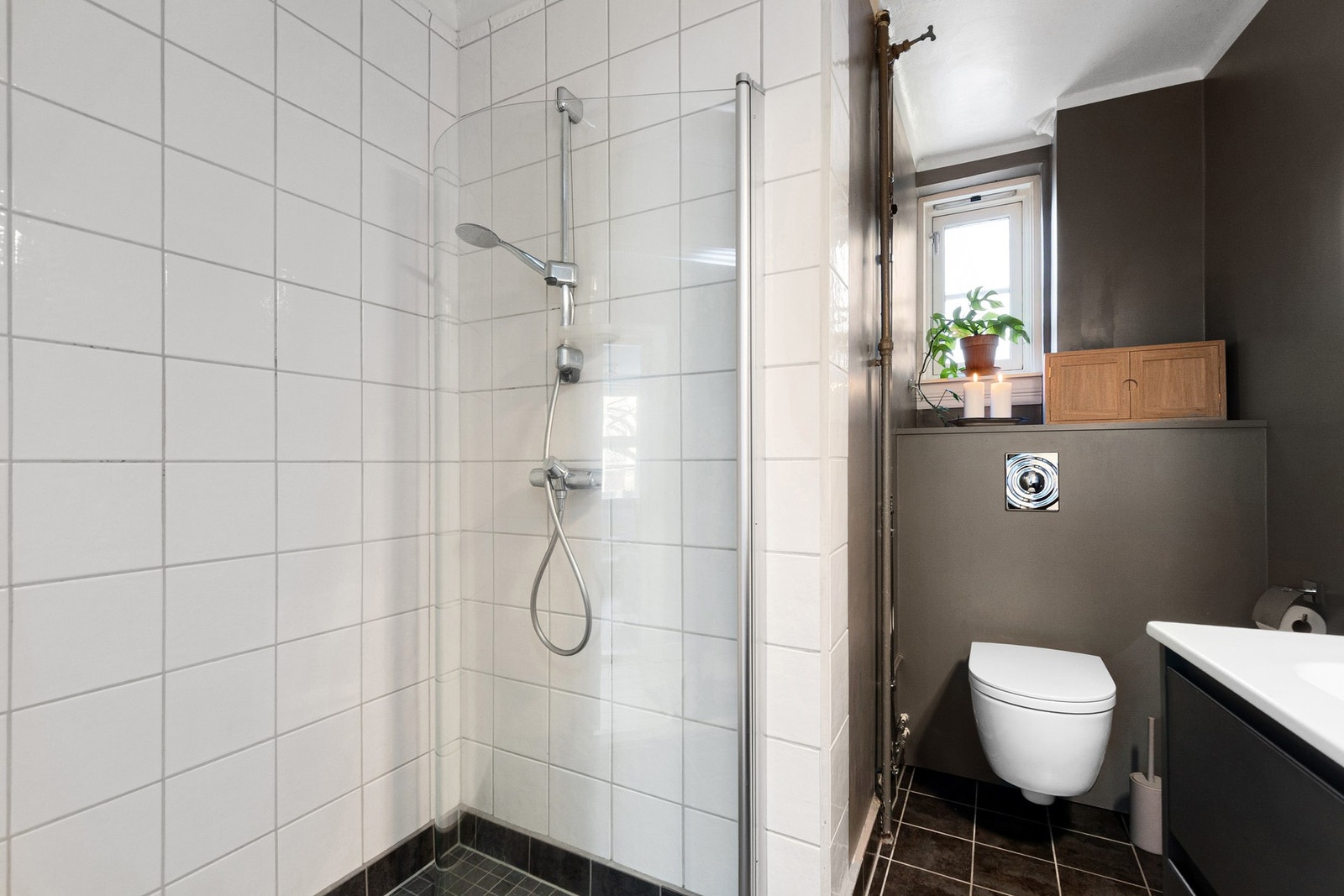 Pent og utvidet bad med smakfulle flisvalg og moderne innredning som gir et harmonisk og helhetlig inntrykk. Galleribilde