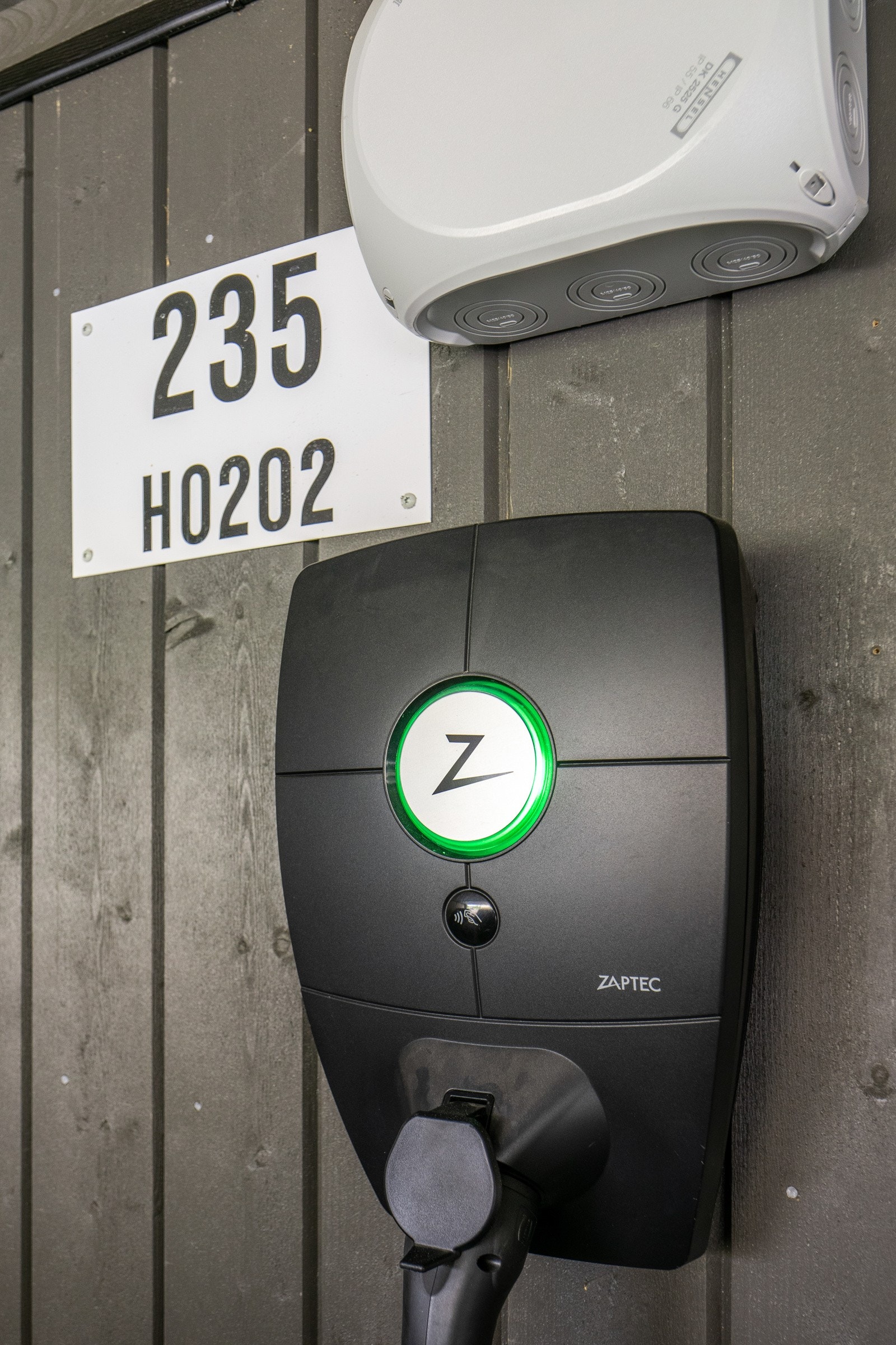 Det er montert el-billader i carport. Galleribilde