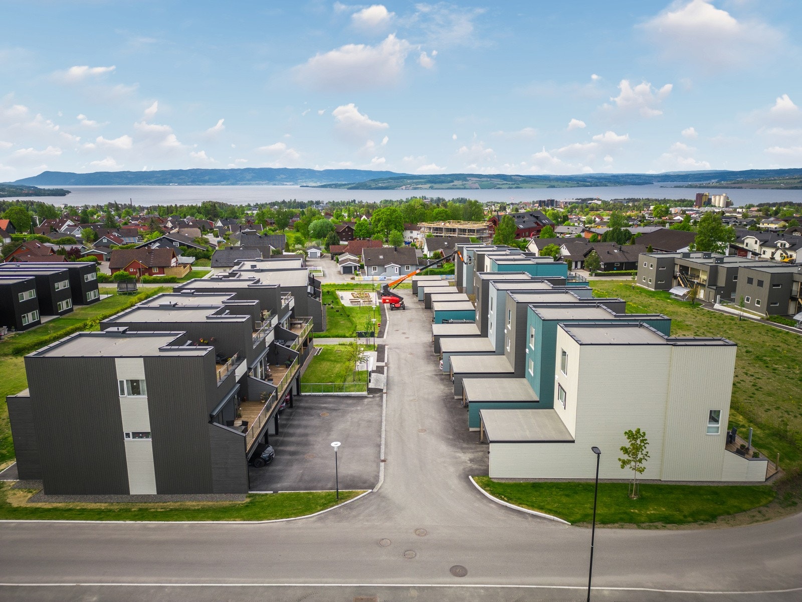 Eiendommen har en rolig og fin beliggenhet med kort vei til barnehage, skole og butikk. Galleribilde