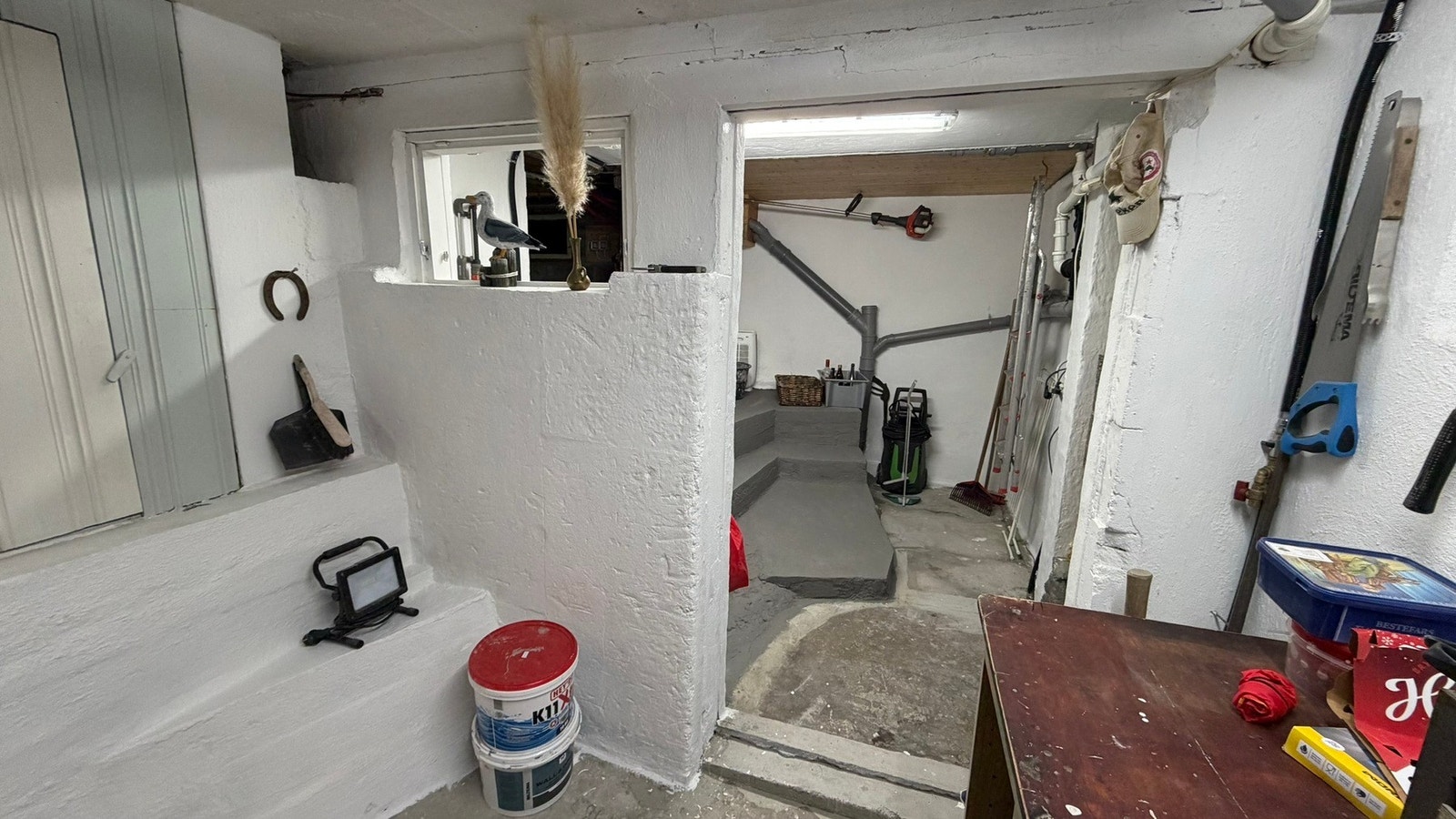 Krypkjeller med tekniske installasjoner Galleribilde