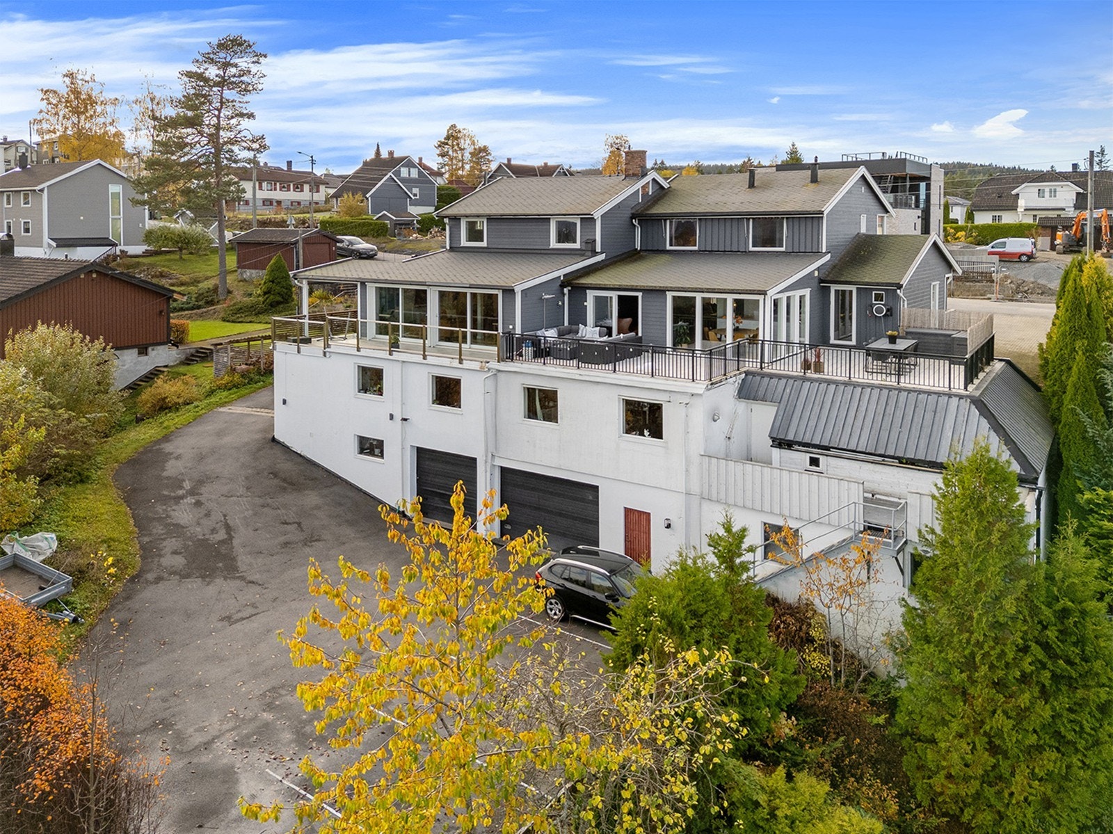 En stor og innholdsrik halvpart av vert. delt tomannsbolig med flott utsikt, stor garasje og rikelig med p-plasser. Galleribilde