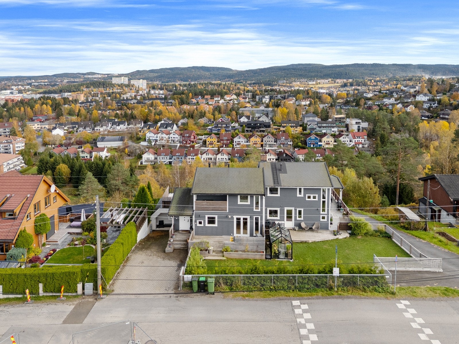 Boligen er beliggende i et i barnevennlig og populært boligområde på Røykås i Lørenskog kommune. Galleribilde