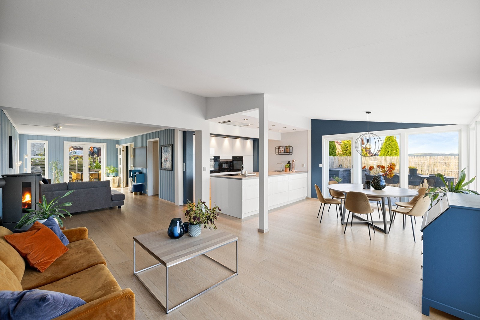 Lys og innbydende gjennomgående stue med store vindusflater som slipper inn rikelig med naturlig lys og gir flott utsikt mot omgivelsene. Galleribilde